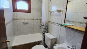 Economy Single Room (12) | Bathroom | Combined shower/tub, rainfall showerhead, free toiletries, bidet