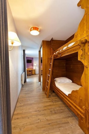 Minibar, in-room safe, desk, soundproofing - Hôtel les 2 Lacs (Clairvaux-les-Lacs)
