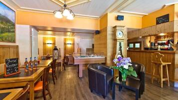 Petit déjeuner et déjeuner servis sur place, spécialités Cuisine locale