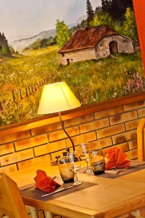 Phục vụ bữa sáng, bữa trưa, bữa tối, đặc sản địa phương 