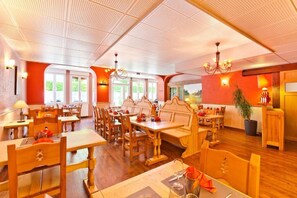 Phục vụ bữa sáng, bữa trưa, bữa tối, đặc sản địa phương 