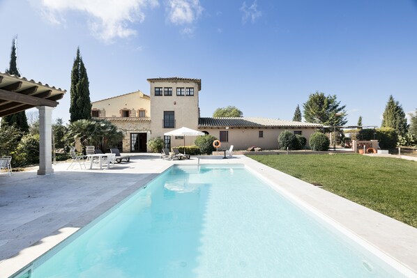 Outdoor pool, pool loungers
