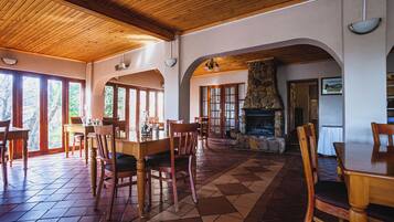 2 Restaurants; Frühstück, Mittagessen und Brunch werden serviert