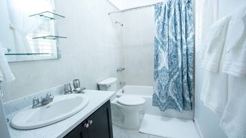 Executive-lejlighed - 1 kingsize-seng - køkken | Badeværelse | Bruser, gratis toiletartikler, håndklæder