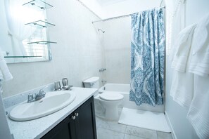 Apartament executiu, 1 llit de matrimoni gran, cuina | Bany | Dutxa, articles de tocador gratuïts i tovalloles 