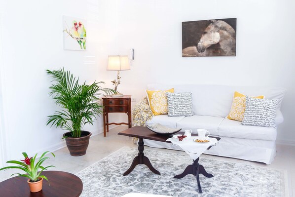 Apartamento ejecutivo, 1 cama de matrimonio grande, cocina | Sala de estar | Una televisión de pantalla plana