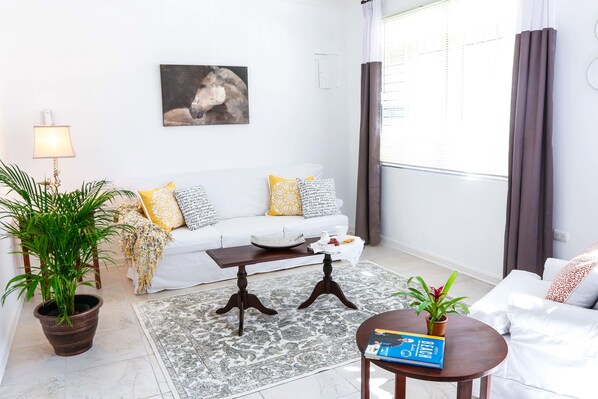 Leilighet – executive, 1 kingsize-seng, kjøkken | Oppholdsområde | Flatskjerm-TV