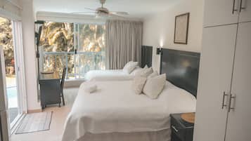 Caja de seguridad en la habitación y tabla de planchar con plancha