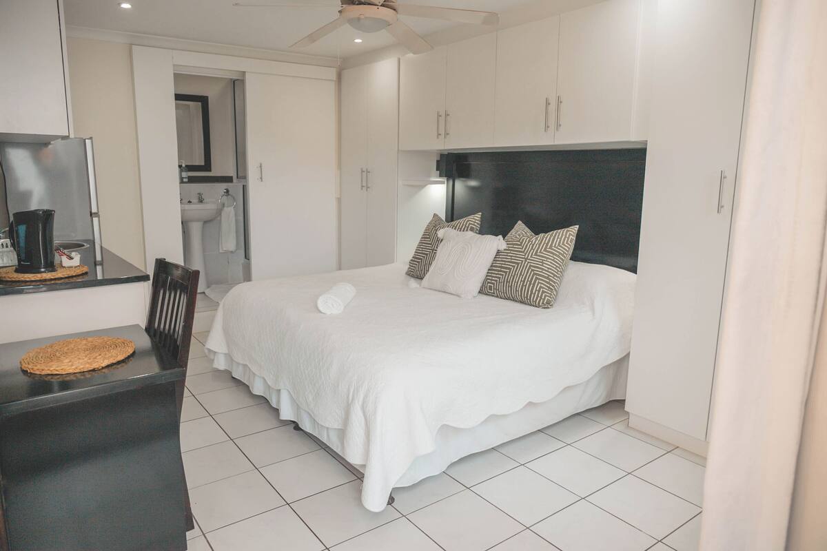 Chambre Double Luxe, 1 très grand lit | Coffres-forts dans les chambres, fer et planche à repasser