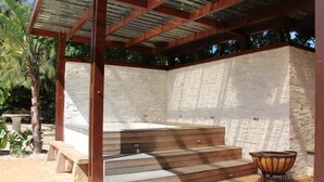 Outdoor spa tub - Sea Cottage Rentals (Cape Town)