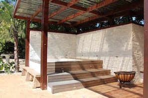 Outdoor spa tub - Sea Cottage Rentals (Cape Town)