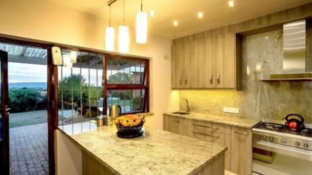 Standard House | Private kitchen | Microwave, oven, stovetop, dishwasher - Sea Cottage Rentals (Cape Town)