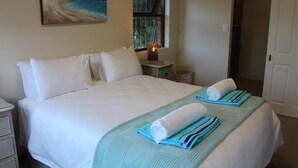 Standard House | Premium bedding, in-room safe, iron/ironing board, WiFi (free) - Sea Cottage Rentals (Cape Town)