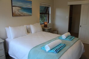 Standard House | Premium bedding, in-room safe, iron/ironing board, free WiFi - Sea Cottage Rentals (Cape Town)