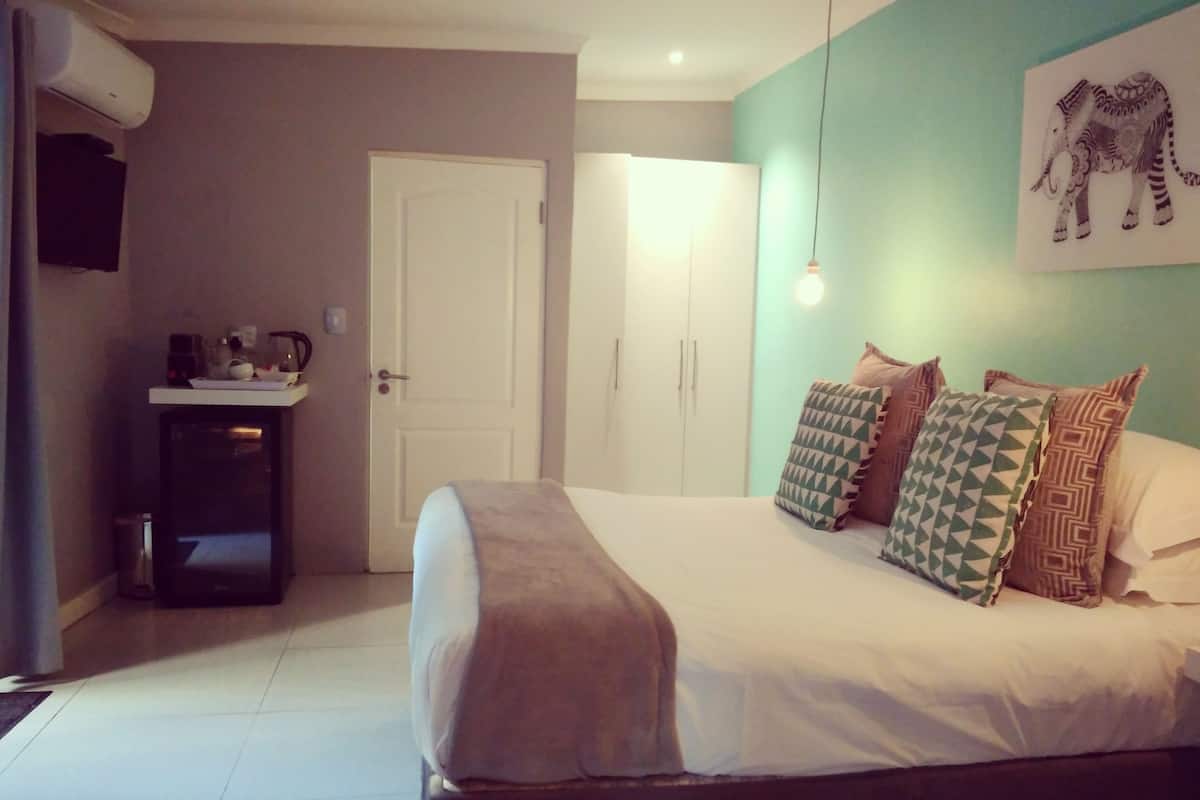Studio (2) | Premium bedding, in-room safe, desk, WiFi (free)