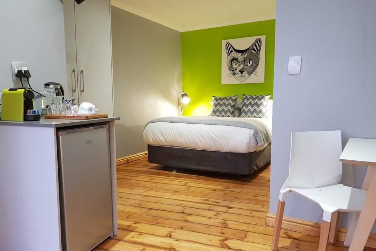 Ropa de cama de alta calidad y caja de seguridad en la habitación