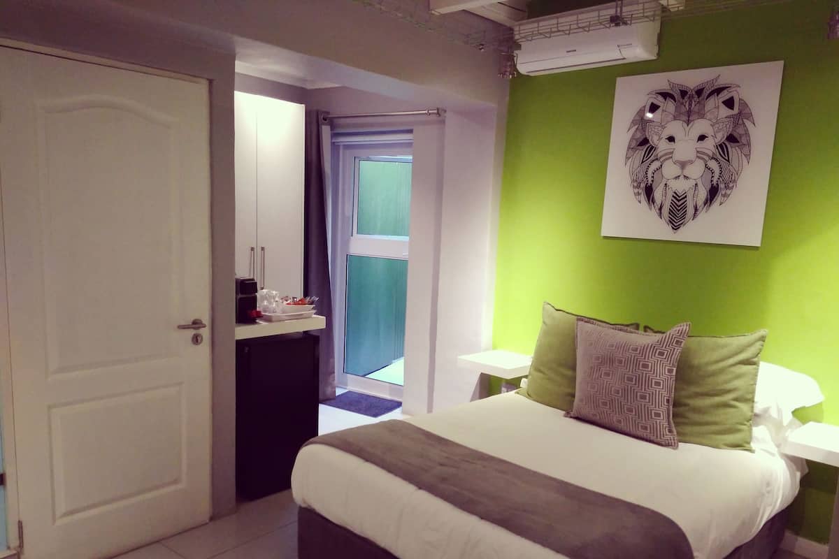 Studio (1) | Premium bedding, in-room safe, desk, WiFi (free)