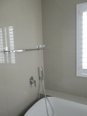 Douche, sèche-cheveux, serviettes fournies