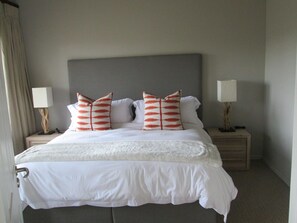 Coffres-forts dans les chambres, bureau, fer et planche à repasser