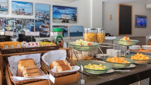 A buffet with various food items and a selection of bread. - Casa Andina Standard Talara (Pariñas)