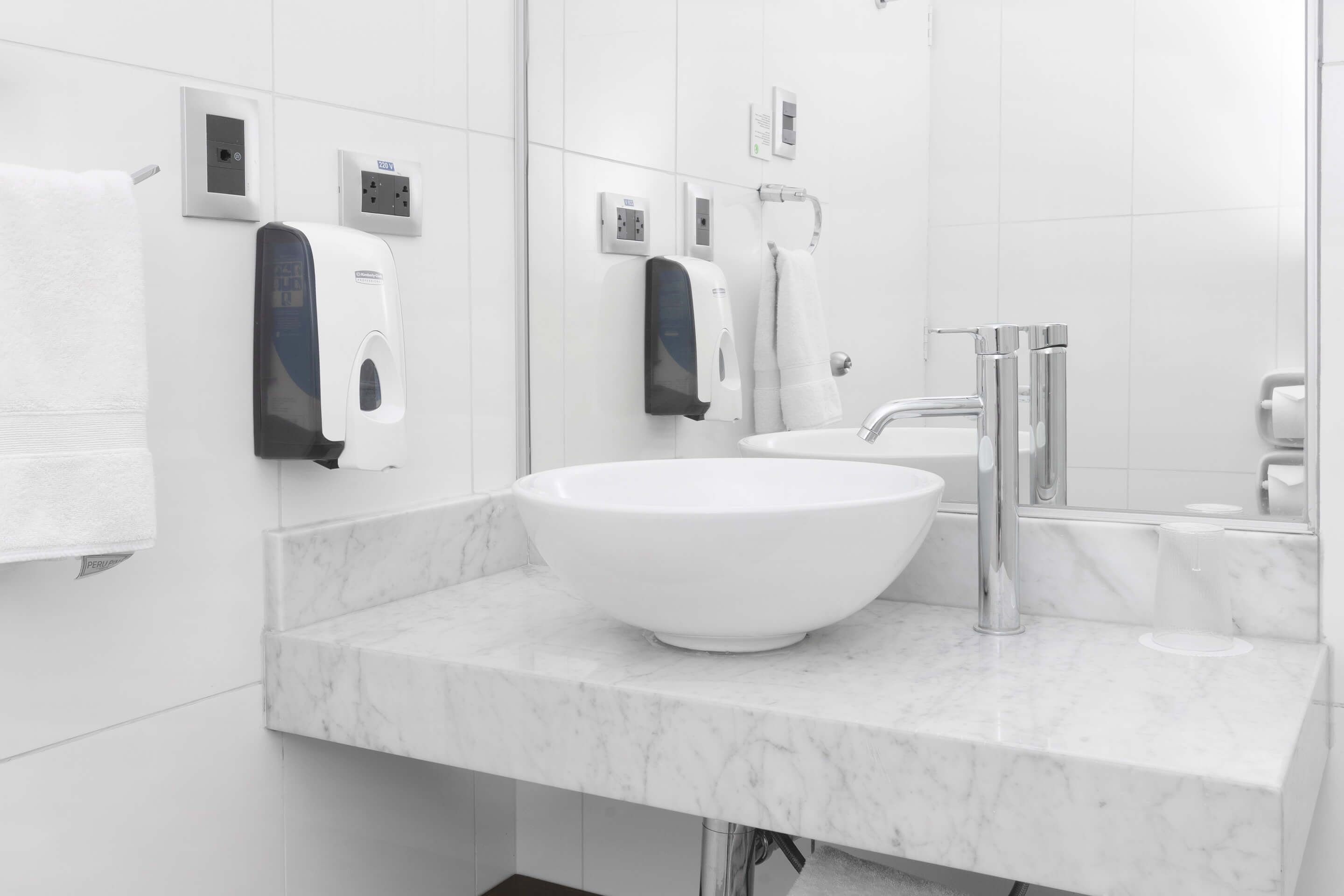 traditional room, 1 queen bed | bathroom | shower, free toiletries, hair dryer, towels