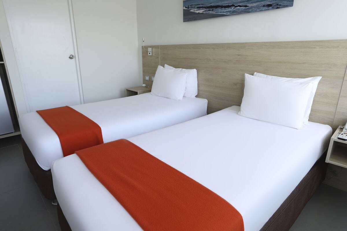 traditional room, 2 single beds | minibar, in-room safe, desk, soundproofing