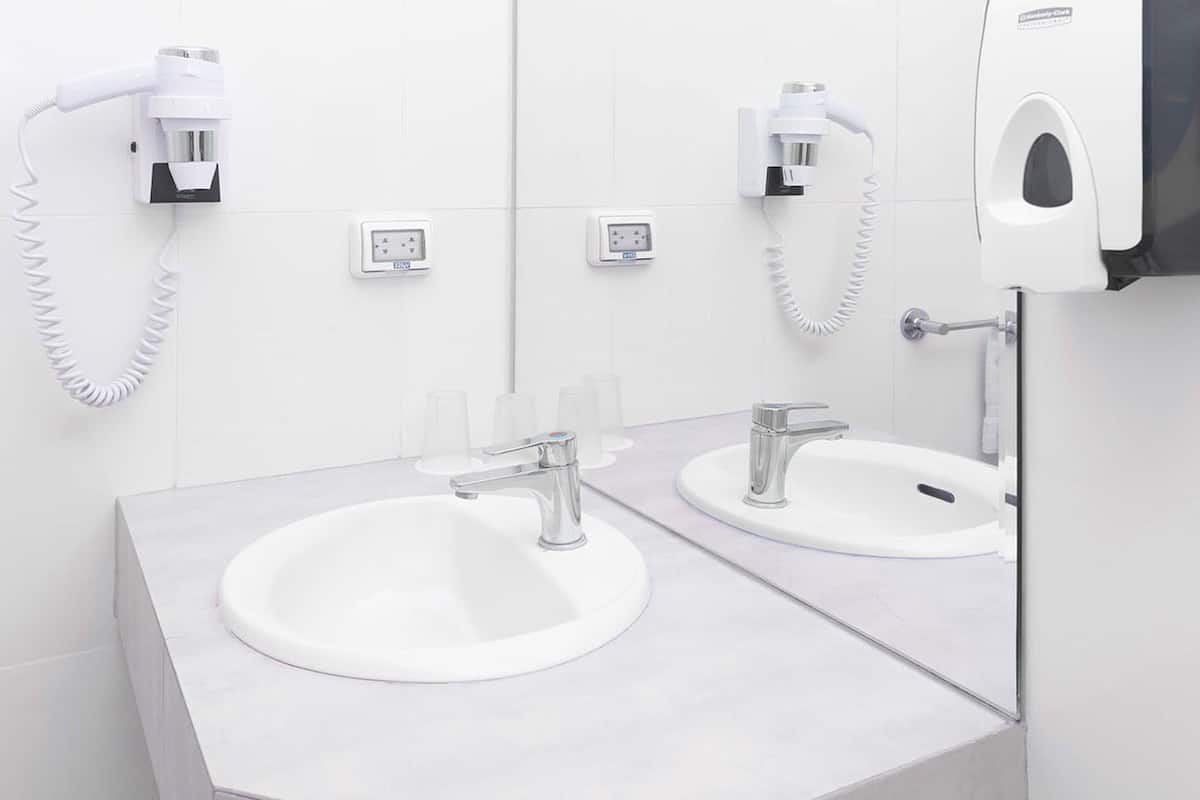 traditional room, 1 queen bed, terrace | bathroom | shower, free toiletries, hair dryer, towels