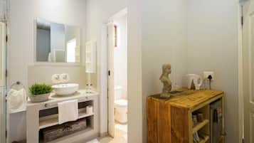 Habitació doble superior | Bany | Dutxa, articles de tocador gratuïts i tovalloles