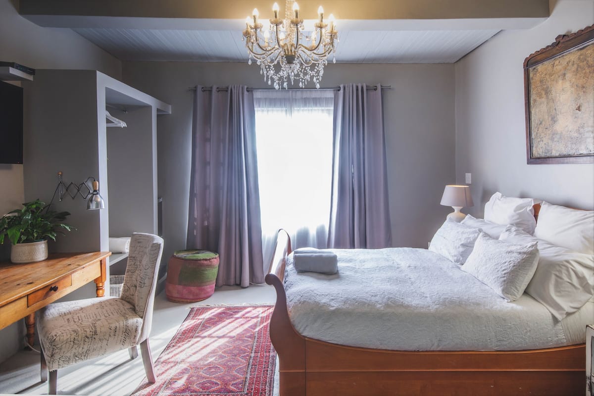 1 Schlafzimmer, hochwertige Bettwaren, Zimmersafe, individuell dekoriert