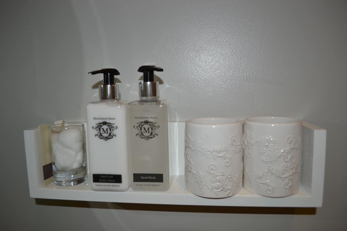 Dusche, kostenlose Toilettenartikel, Handtücher