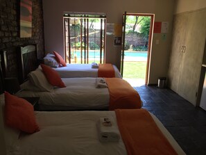Tiple room :3 single beds, Full bathroom  | Vista do quarto