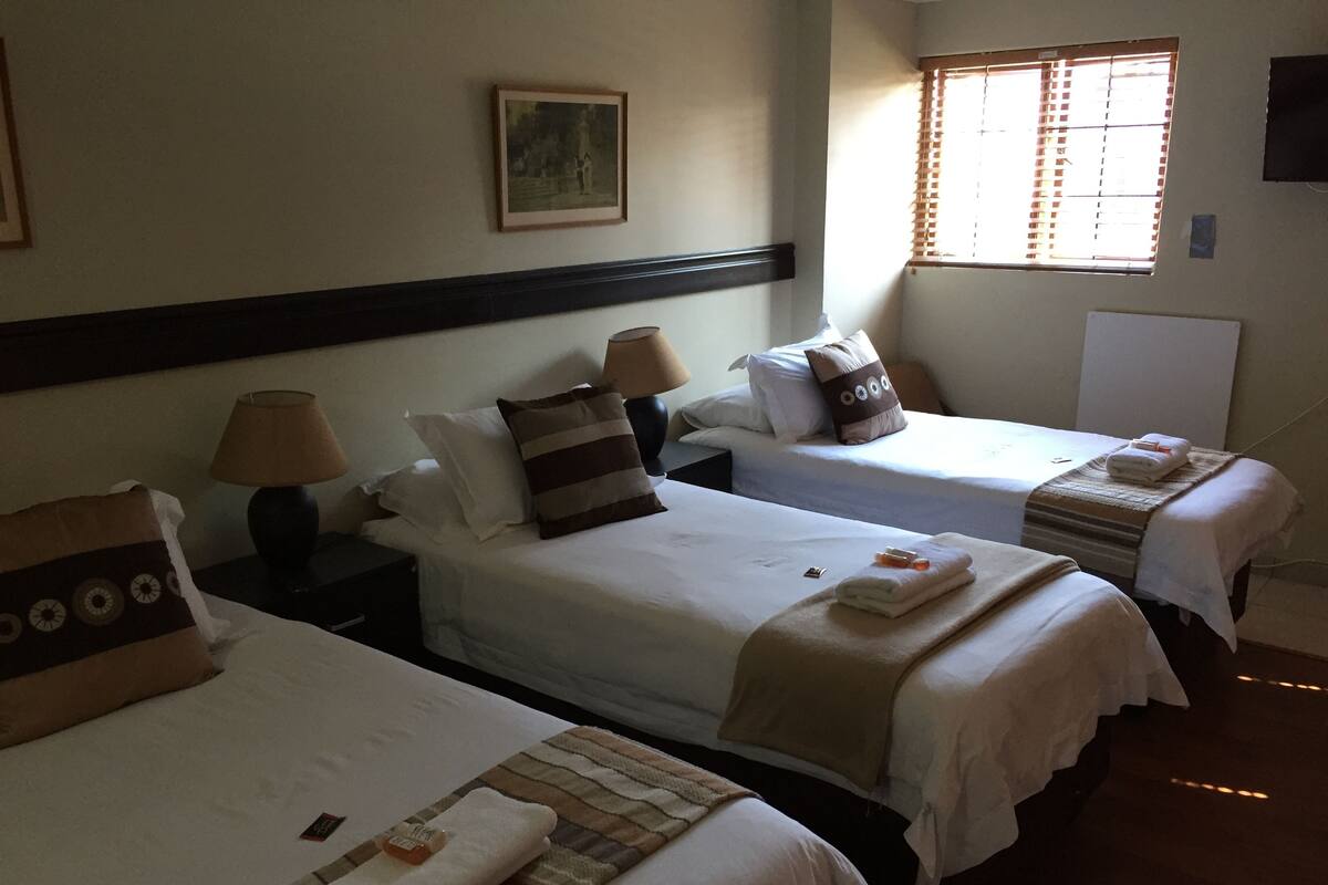 Self catering: Triple room, shower | Wifi gratis, decoración individual, mobiliario individual y ropa de cama