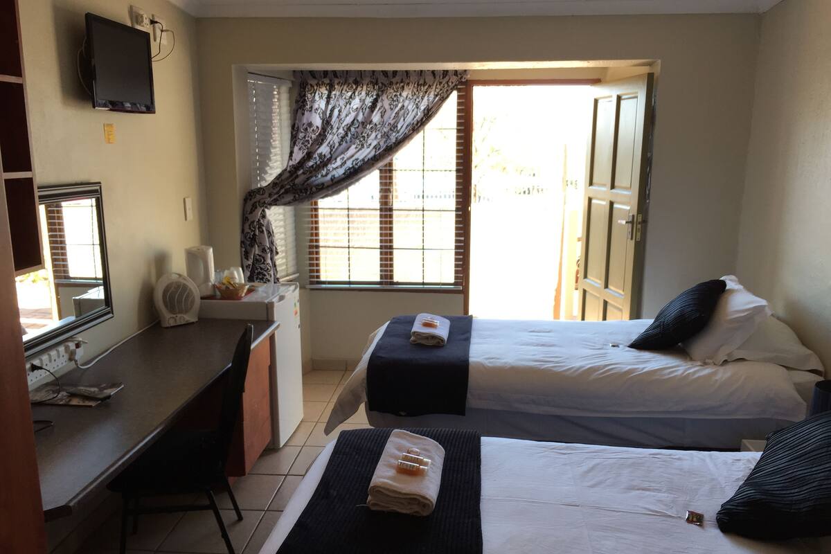 Double Room: 2 single beds with shower | Café o cafetera