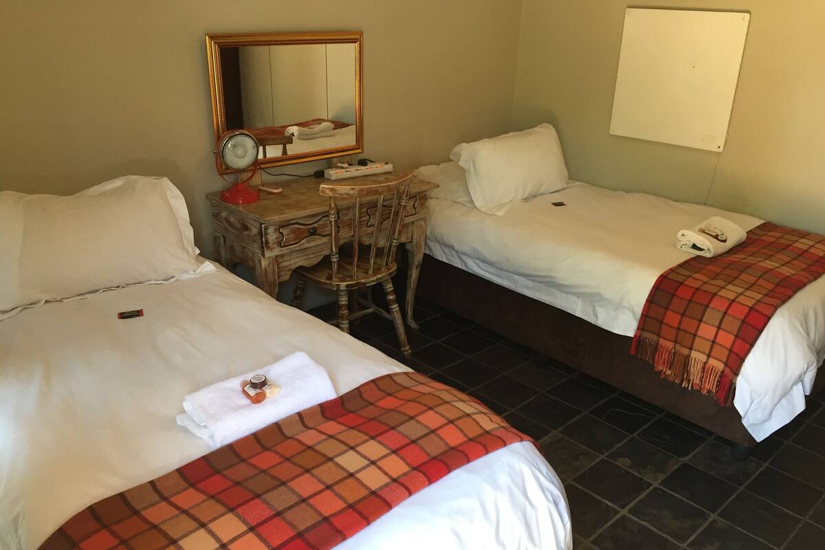 Double room with full bathroom | Wifi gratis, decoración individual, mobiliario individual y ropa de cama