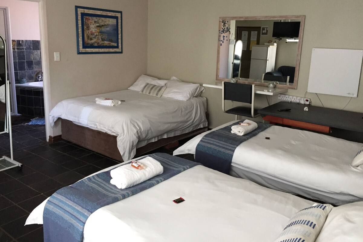 Family: Queen and Double bed, full bathroom | Individualmente decorados, individualmente mobiliados, Wi-Fi de cortesia