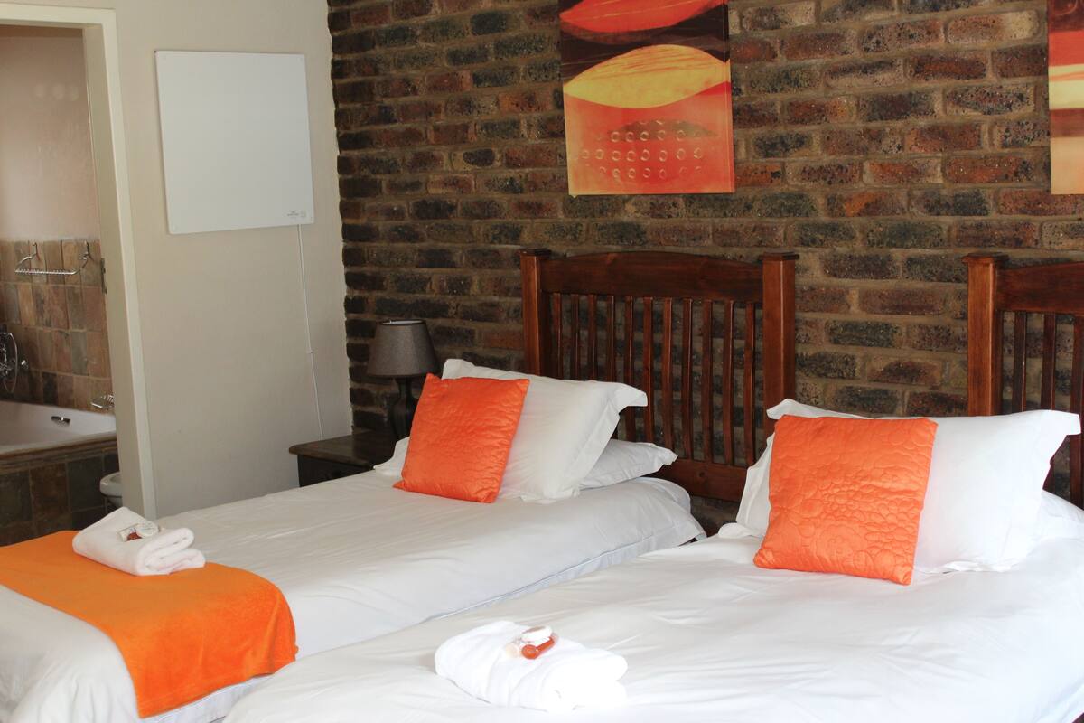 Tiple room :3 single beds, Full bathroom  | Servicio de la habitación