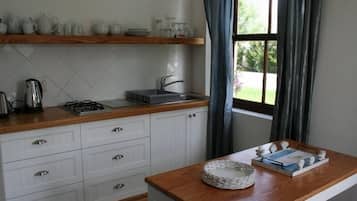 雪櫃、微波爐、咖啡機/沖茶器、廚房用具/餐具/器皿