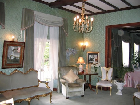 TV. Villa Victoria Executive Guest House