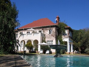 Outdoor pool, pool loungers - Villa Victoria Executive Guest House (Benoni)
