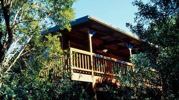 Cabin, 1 Queen Bed, Mountain View | Egyptian cotton sheets, free WiFi