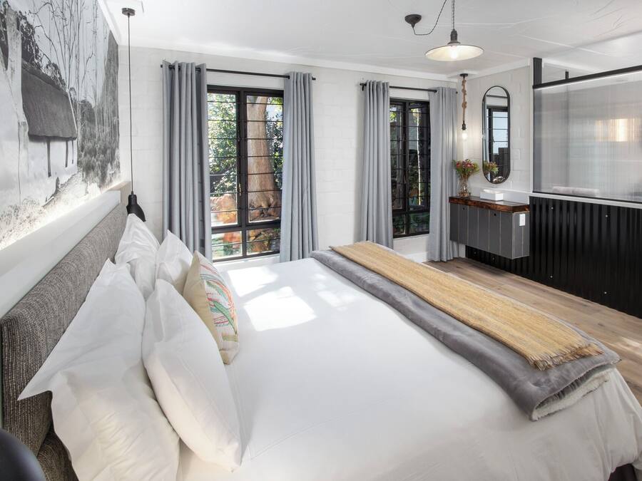 Design appartement | Een kluis op de kamer, verduisterende gordijnen