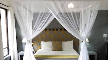 Estudio estándar | Caja de seguridad en la habitación y cortinas blackout