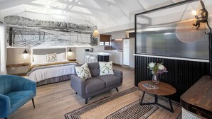 Een modern interieur met een slaapkamer in loftstijl, een keuken en een woonruimte.