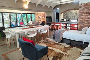 Apartamento estándar | Zona de estar | Televisión de pantalla plana de 32 pulgadas con canales digitales