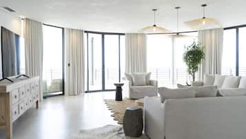 Cobertura presidencial, piscina particular, vista para o oceano | Área de estar