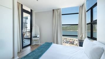 Deluxe Apartment, 2 Bedrooms, Harbour View, Beachfront | Pemandangan pantai/laut