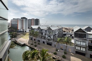 Premium bedding, individually decorated, individually furnished - Point Waterfront Apartments (Durban)