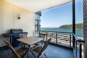 Deluxe-Apartment, 2 Schlafzimmer, Hafenblick, Strandnähe | Terrasse/Patio