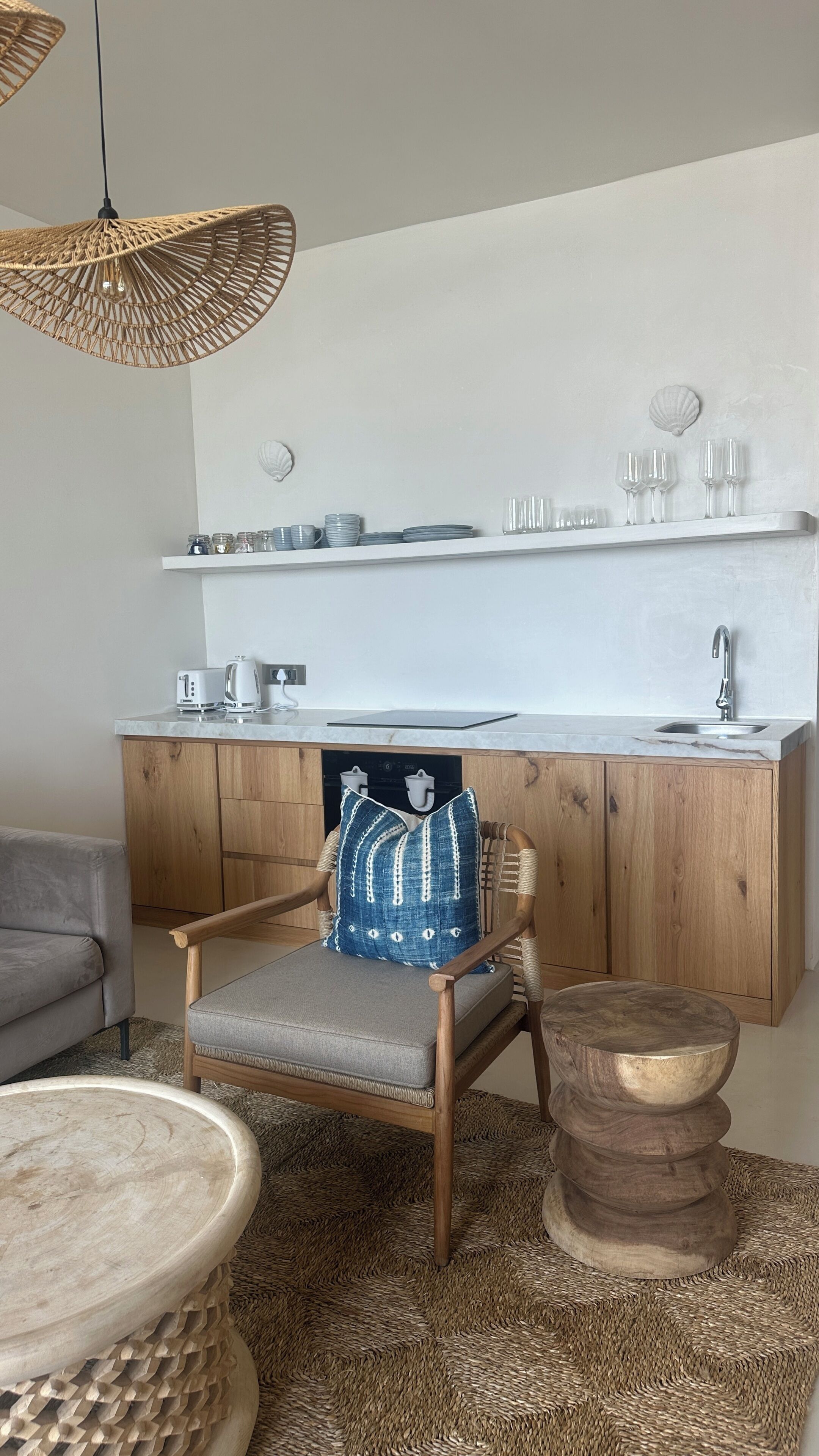 Een moderne keuken met houten kastjes, een wit aanrecht en een ingebouwd spoelbak.