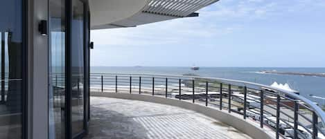 Penthouse Presidensial, kolam renang pribadi, pemandangan samudra | Teras/patio